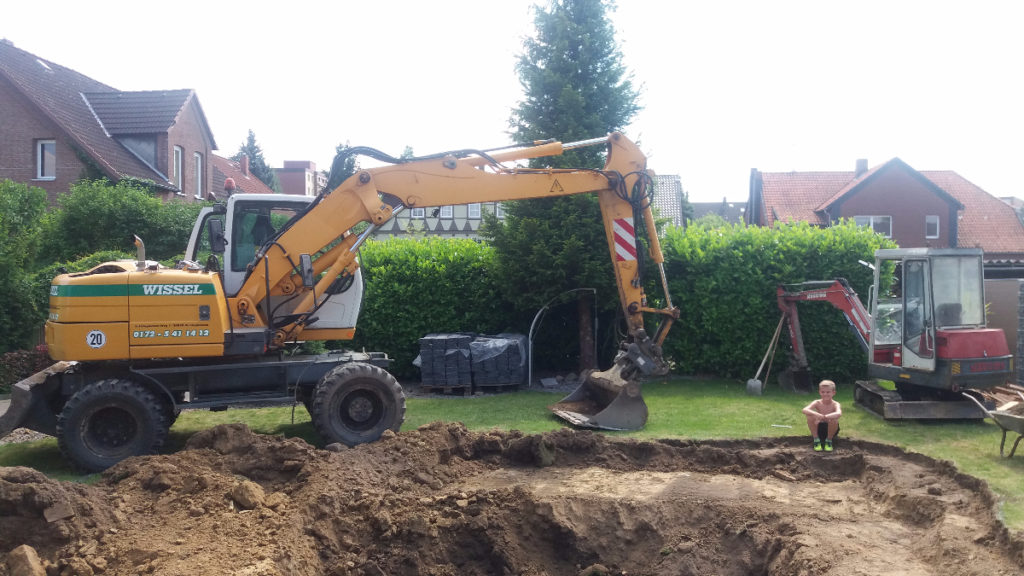 Einsatz eines Baggers bei der Ausgrabung für den Schwimmteich.