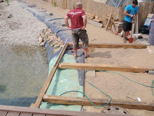 Unterkonstruktion einer Terrasse am Schwimmteich
