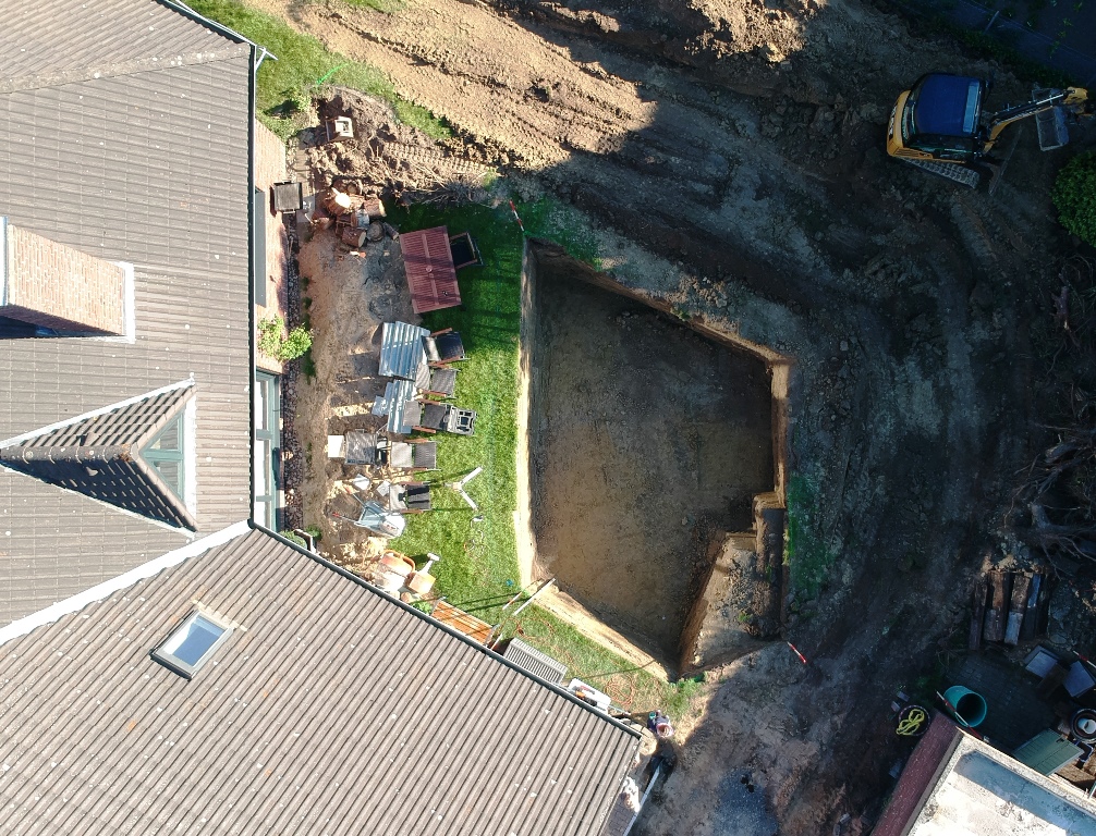 Luftbild zeigt den teilweise ausgegrabenen Schwimmbereich, festem Lehmuntergrund im Bautagebuch "Schwimmteich Bau Bautagebuch".