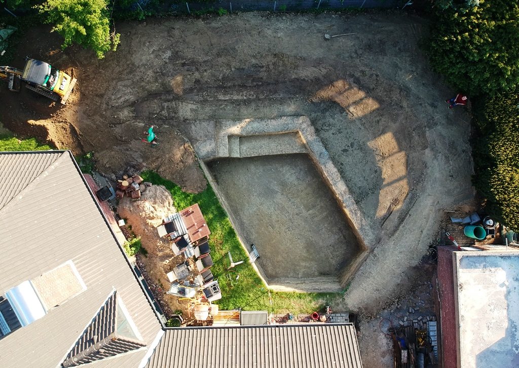 Ansicht eines modellierten Schwimmteichs mit Schwimmbereich im Lehmboden, Plateau und Einstiegstreppe, Regenerationsbereich und 50 cm breitem Wall, in Mielke's Naturbadeteich Bautagebuch "Schwimmteich Bau Bautagebuch