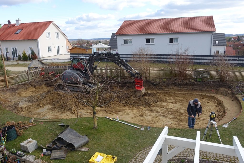 Erdarbeiten für den Schwimmteich Selbstbau