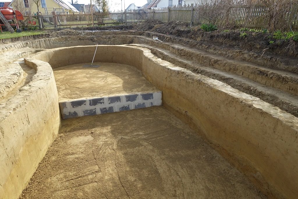 Kleine Mauer zum Abstützen des Plateau im Schwimmbereich