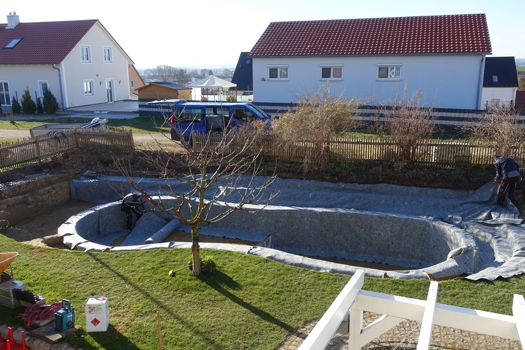 Schwimmteich Vorbereitung: Vliesverlegung fast abgeschlossen