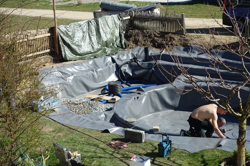 Verschweißung der Schwimmteichfolie und Installation des Technikpakets