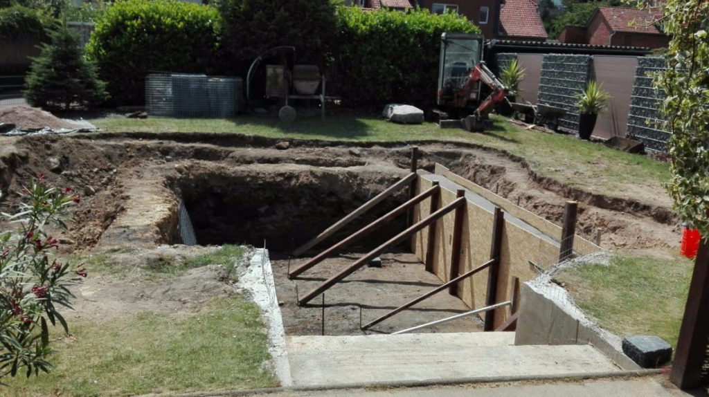 Sorgfältige Betonarbeiten zur Formgebung des Schwimmbereichs.