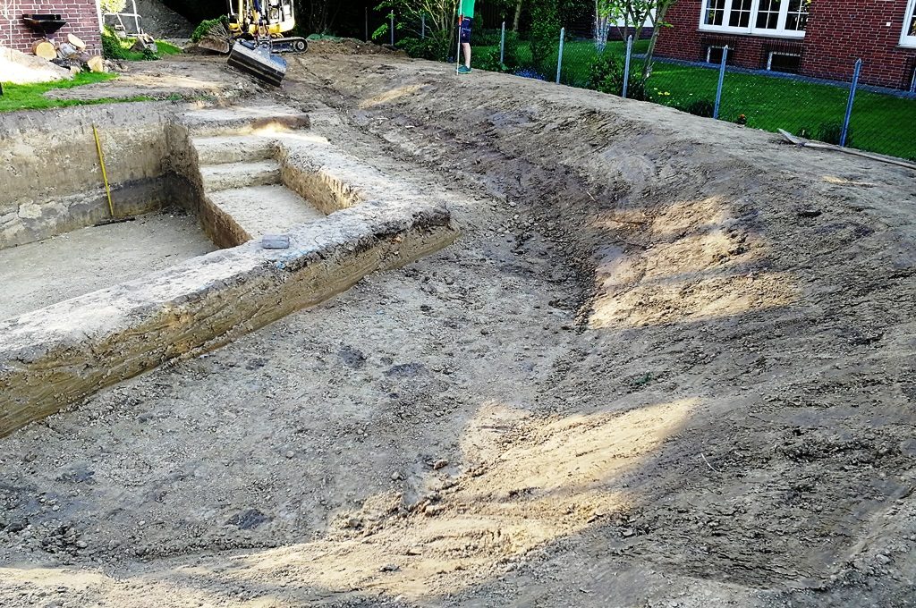 Blick auf das Plateau und die präzise gestaltete Einstiegstreppe im modellierten Schwimmteich, Teil des Bautagebuchs von Mielke's Naturbadeteich "Schwimmteich Bau Bautagebuch