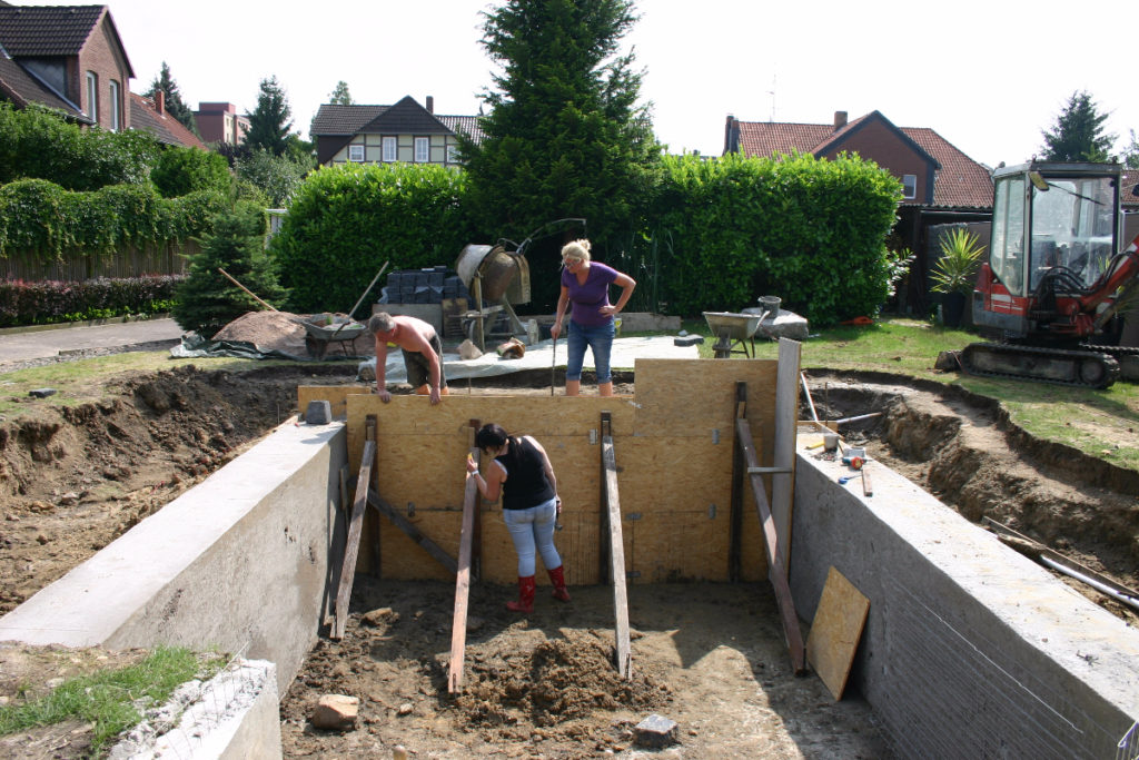 Sorgfältige Betonarbeiten zur Formgebung des Schwimmbereichs mit viel Eigenitiative selbst gebaut