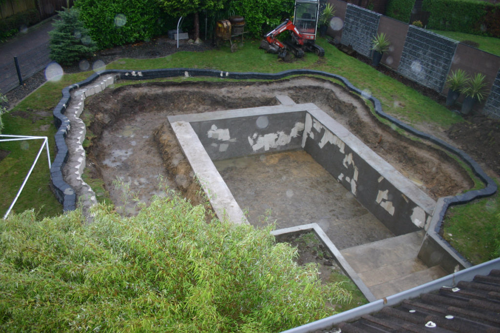 Komplett betonierter Schwimmbereich mit Treppe und U-förmiger Filterzone