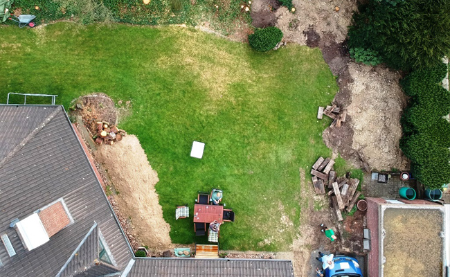 Garten aus der Luft, Bäume und Sträucher entfernt, im Bau unseres Schwimmteichs.