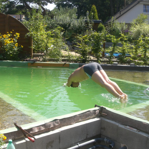 Badespaß im fertigen Schwimmteich