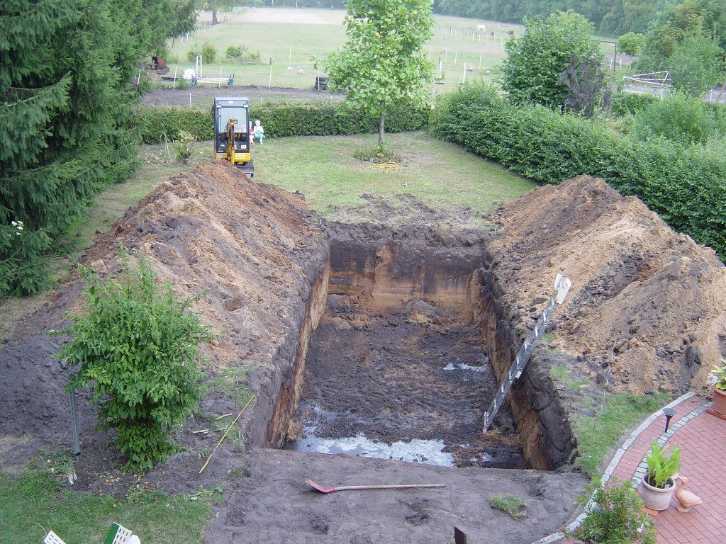 Ausgehobener Teich