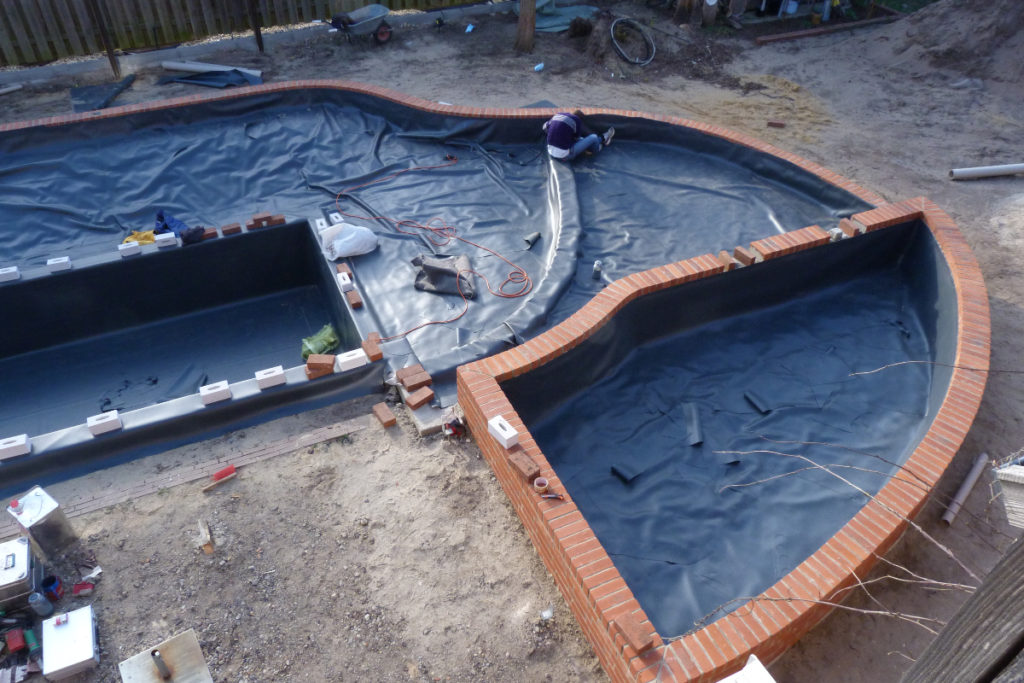 Vogelperspektive auf den Schwimmteich und das Extrabecken in Gifhorn, Niedersachsen.