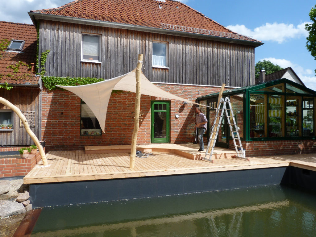 Holzterrasse angrenzend an den Schwimmbereich in Gifhorn, Niedersachsen.