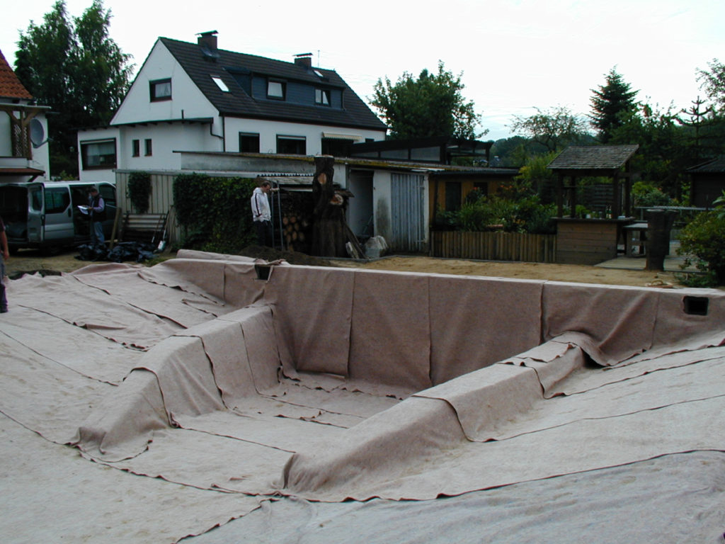 Schutzvlies im Schwimm- und Pflanzbereich des Teichs, Hamburg