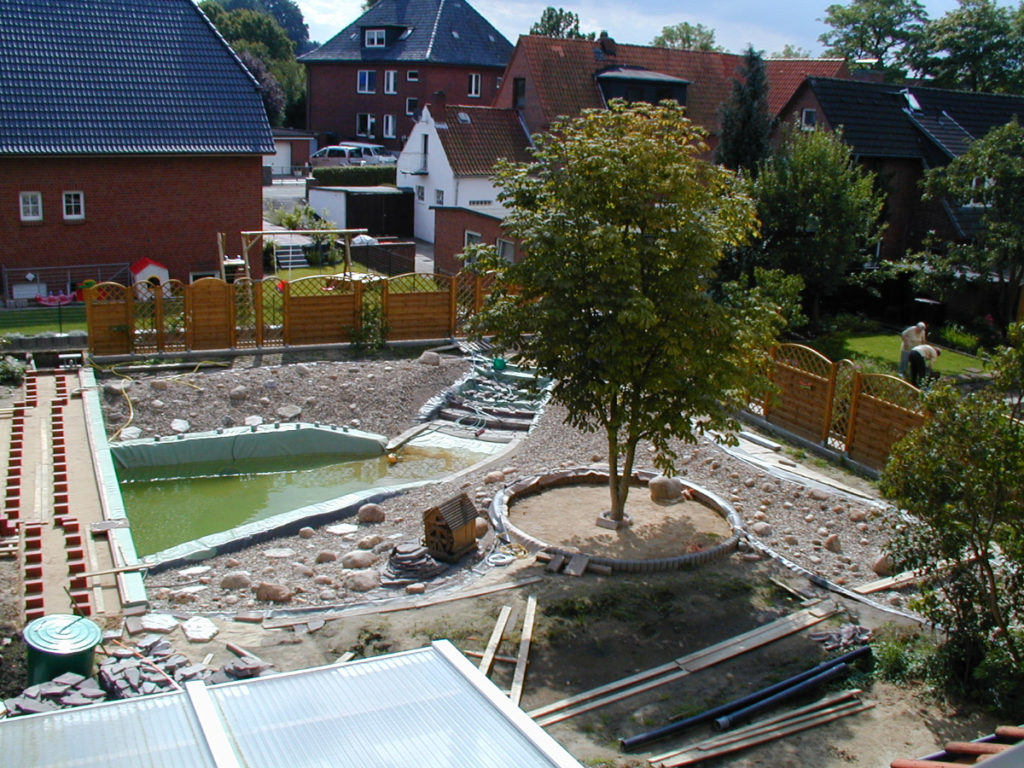 Grüne Folie im Schwimmbereich, Kies und Findlinge, Hamburg