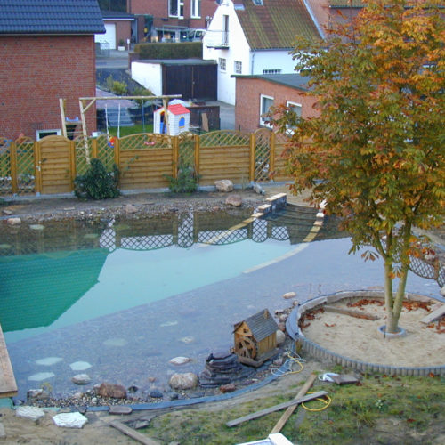 Entdecken Sie, wie ein Gartenbesitzer in Hamburg einen traumhaften Schwimmteich selbst baute. Inspiration für Ihren eigenen Garten!