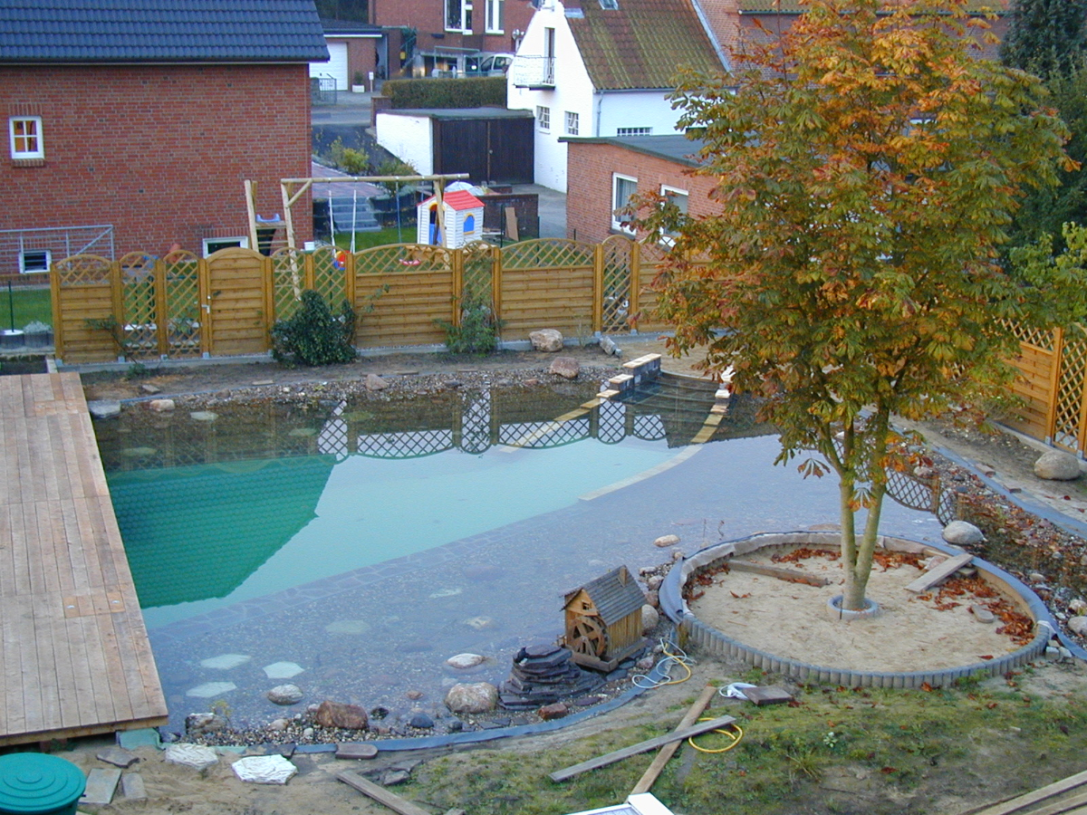 Entdecken Sie, wie ein Gartenbesitzer in Hamburg einen traumhaften Schwimmteich selbst baute. Inspiration für Ihren eigenen Garten!