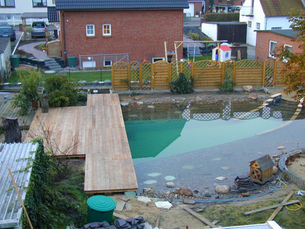 Holzterrasse am Schwimmteich in Hamburg - Mielke's Naturbadeteich