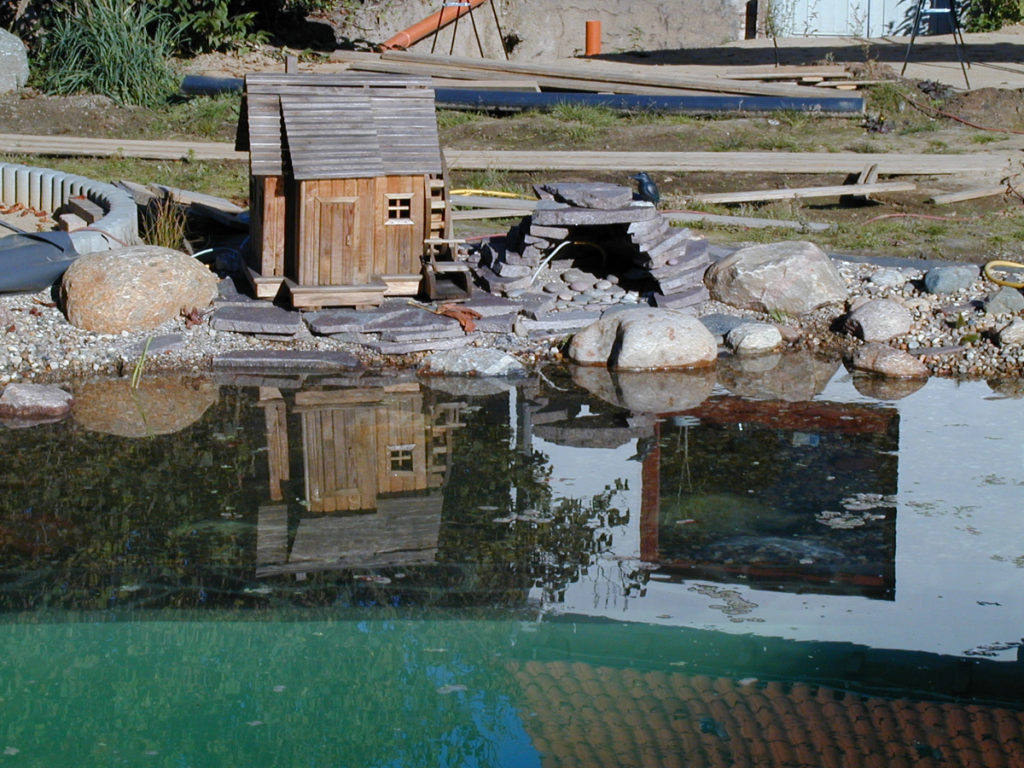 Schwimmteich-Design: Kleine Wasssermühle am Schwimmteich in Hamburg