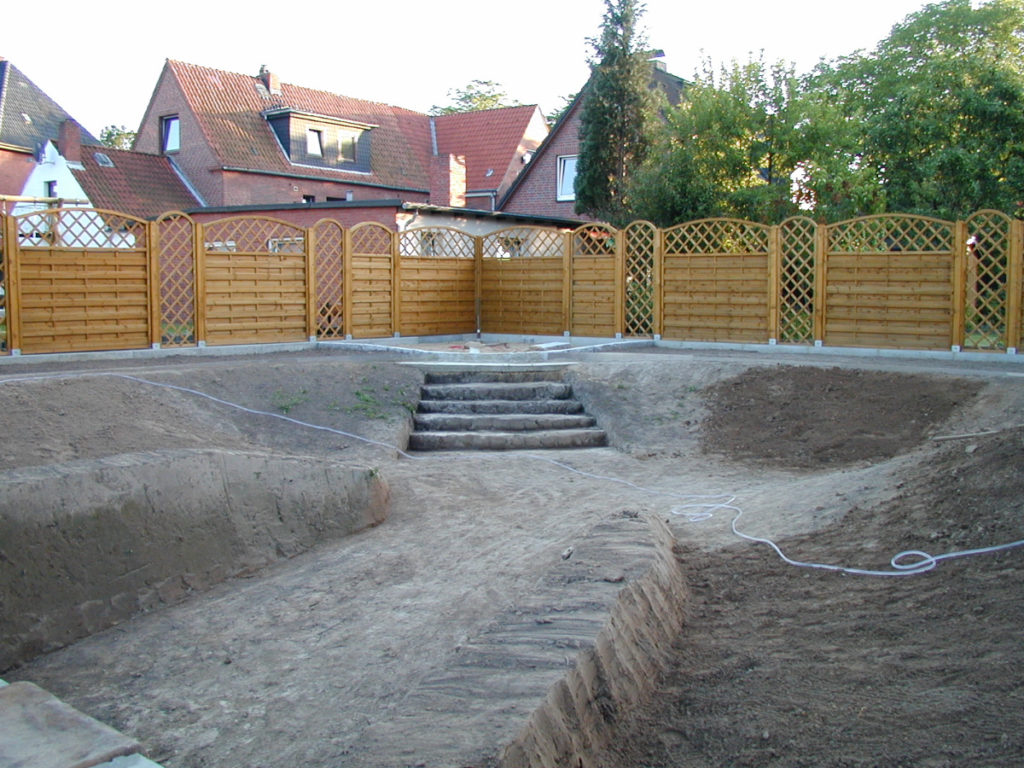 Treppe und Pflanzzone im Schwimmteich, Hamburg