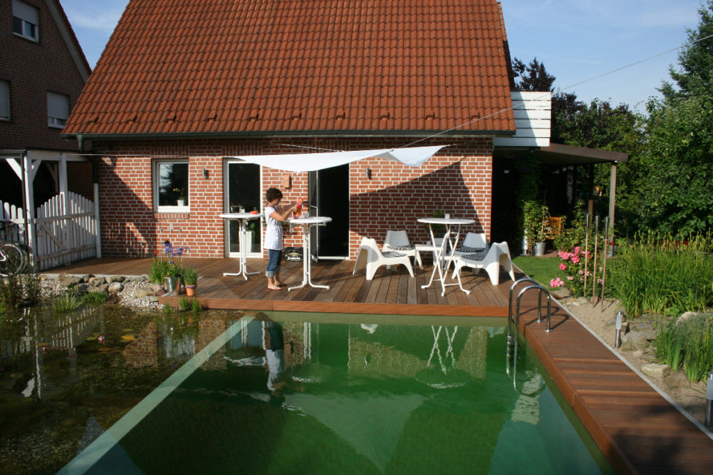 Fertiger Teich mit Terrasse