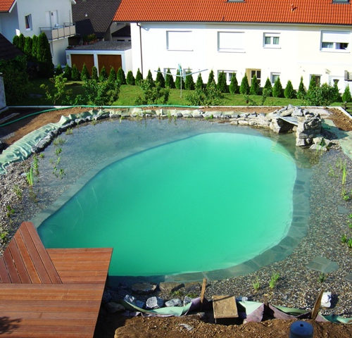 Erfahren Sie, wie ein Gartenbesitzer bei Heilbronn seinen Traum-Schwimmteich mit Mielke's Bauanleitung selbst gebaut hat. Badespaß pur.