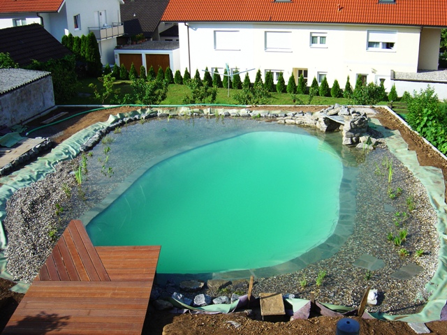 Erfahren Sie, wie ein Gartenbesitzer bei Heilbronn seinen Traum-Schwimmteich mit Mielke's Bauanleitung selbst gebaut hat. Badespaß pur.