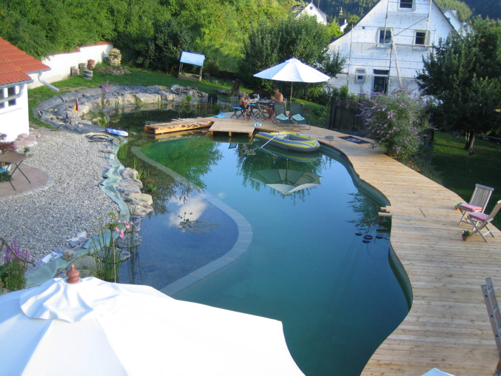 Entdecken Sie einen individuellen Schwimmteich in Hanglage bei Tuttlingen, selber gebaut mit Mielke's Schwimmteichfolie.