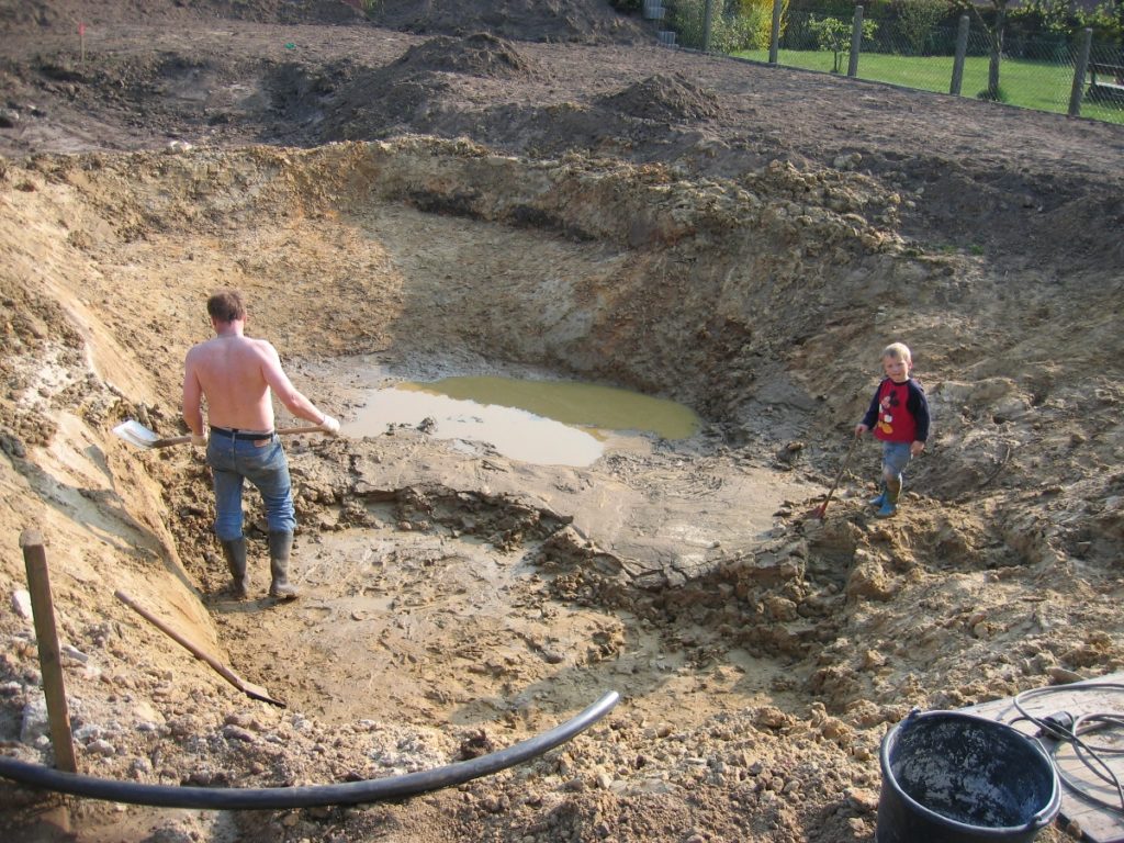 Schwimmteich im Bau