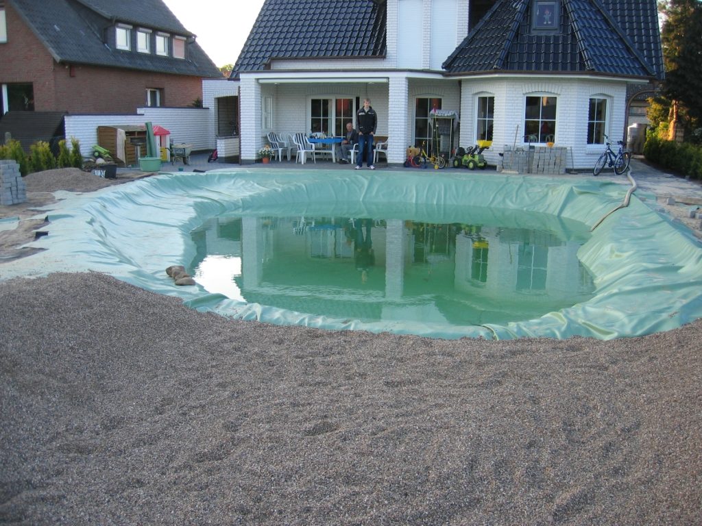 Schwimmteich im Bau