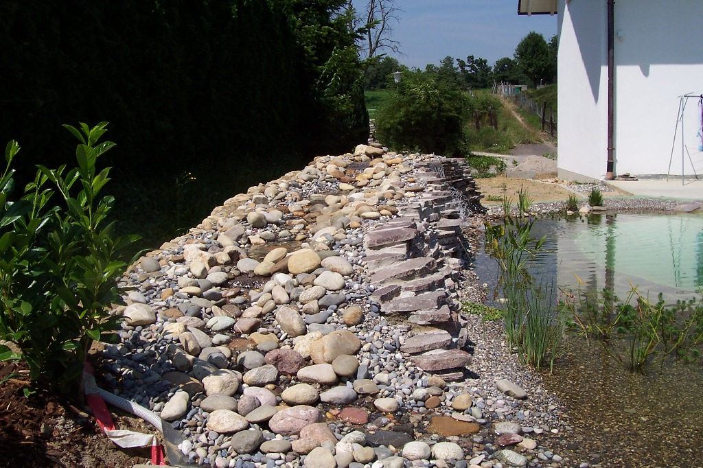 Mauer mit fertigem Teich