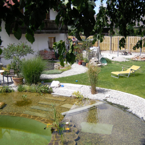 Schwimmteich mit Garten