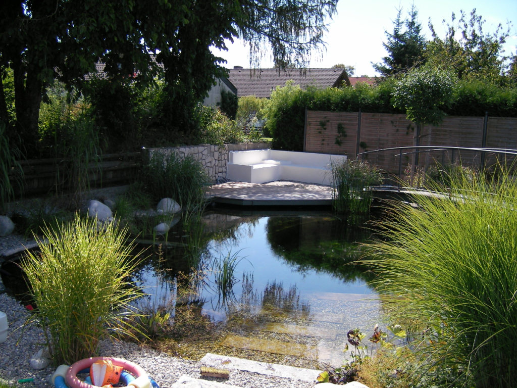 Brücke und Sitzbank