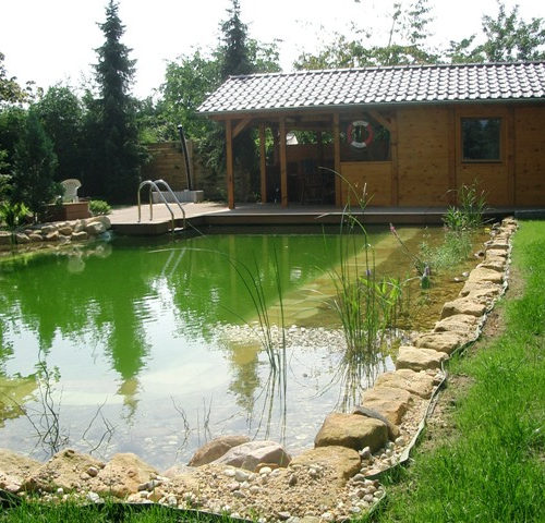 Fertiger Teich mit Gartenhaus