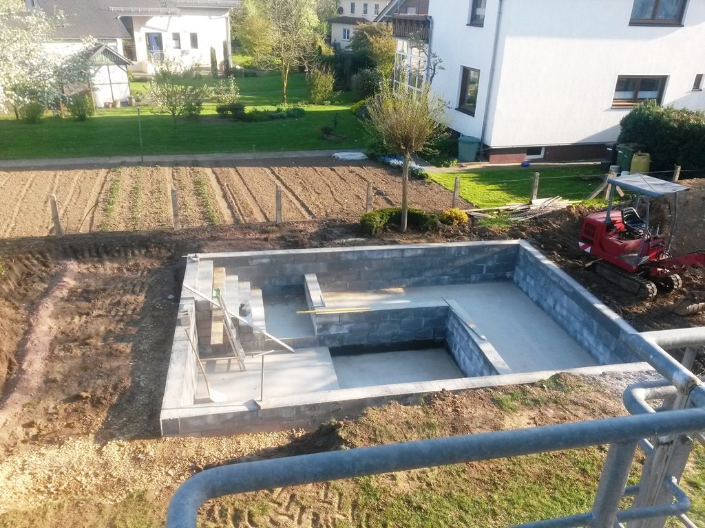 Vollständig gemauerter Schwimmteich bei Paderborn inkl. Treppe, Regenerationsbereich und Plateau