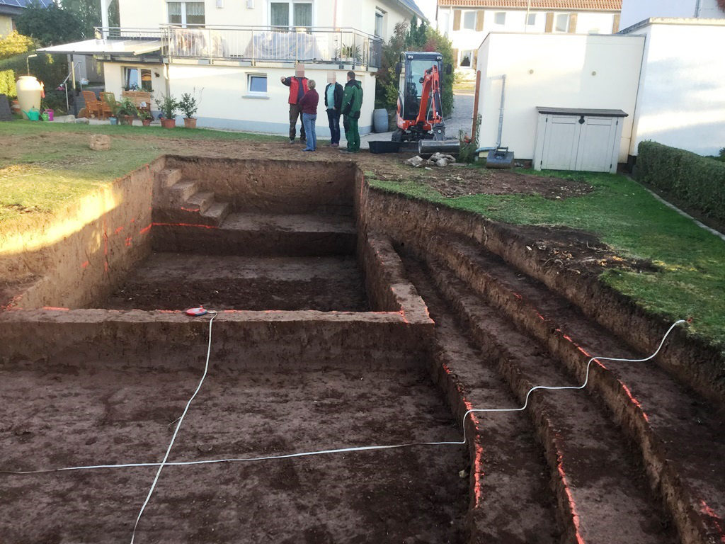 Teil der Pflanzzone treppenförmig. Es wird ausgemessen. Im Schwimmbereich eine Treppe zum Podest erdgeformt.