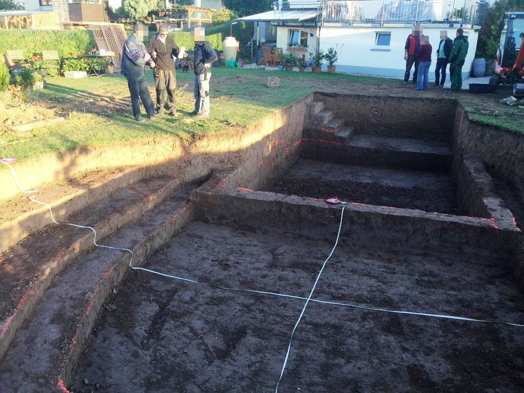 Teil der Pflanzzone treppenförmig. Es wird ausgemessen. Im Schwimmbereich eine Treppe zum Podest erdgeformt.