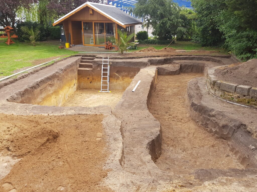 Schwimmteich erdgeformt mit Treppe, breitem Wall und Regenerationsbereich