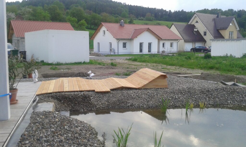 Wassersteg geht in einer Sonnenliege über