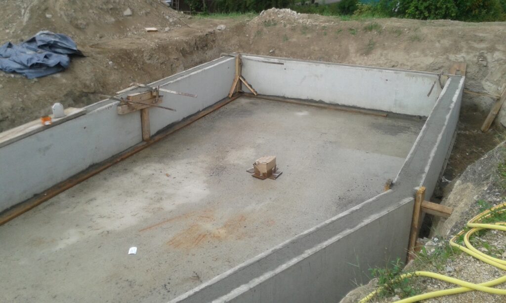 Bodenplatte des Schwimmbereichs und Seitenwände aus Beton gegossen