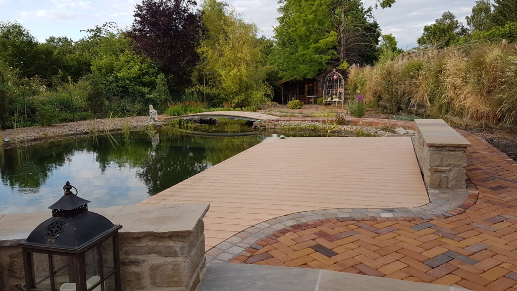 Holzterrasse am Schwimmteich, Brücke über Filterzone und Bepflanzung