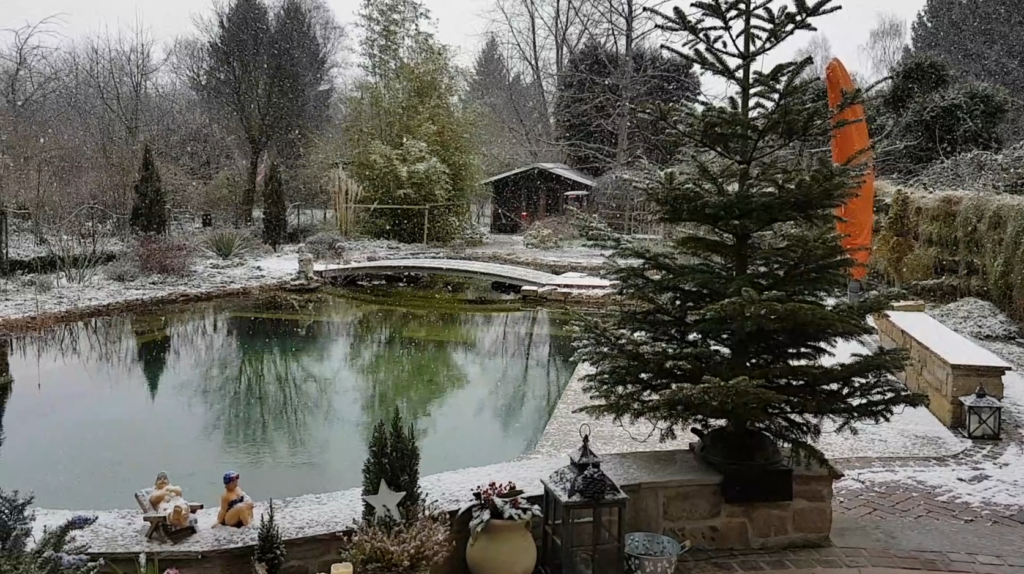 Verschneiter Schwimmteich im Winter