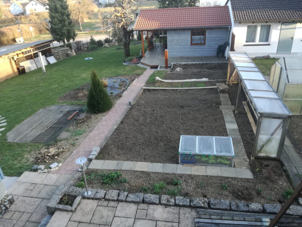 Steinbeet und Holzhaus im Garten – Teil des Schwimmteich Selbstbauprojekts