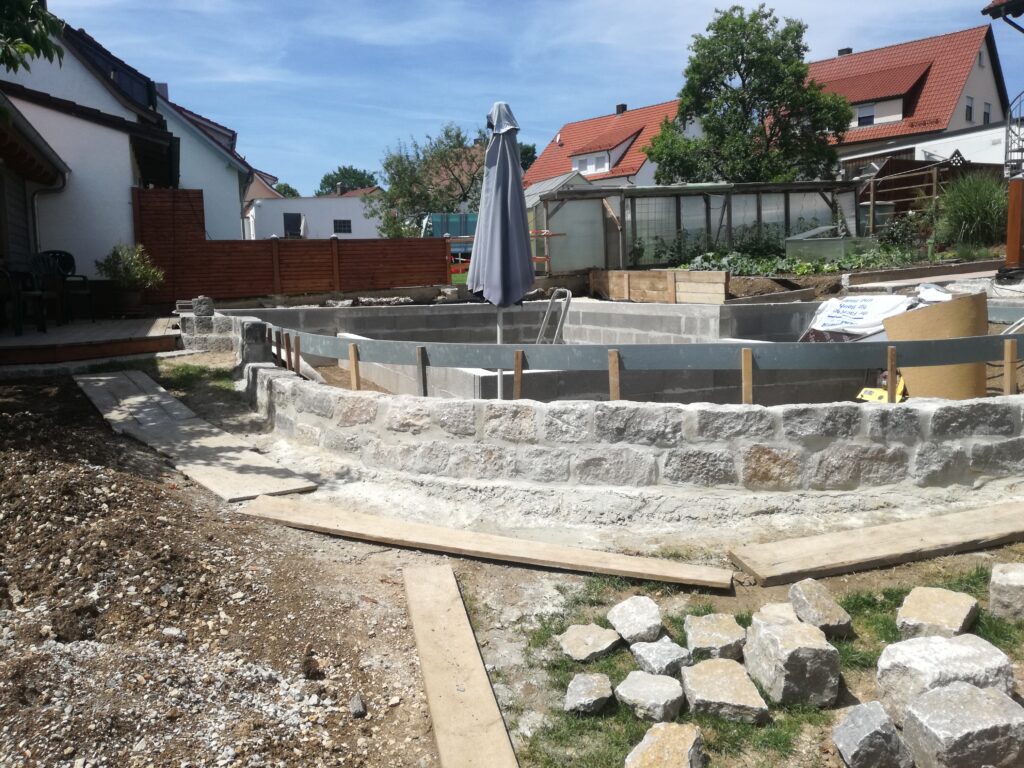 Baufortschritt mit der Natursteinmauer Fortschritte im Schwimmteich Selbstbauprojekt mit Teichfolie vom Profi.