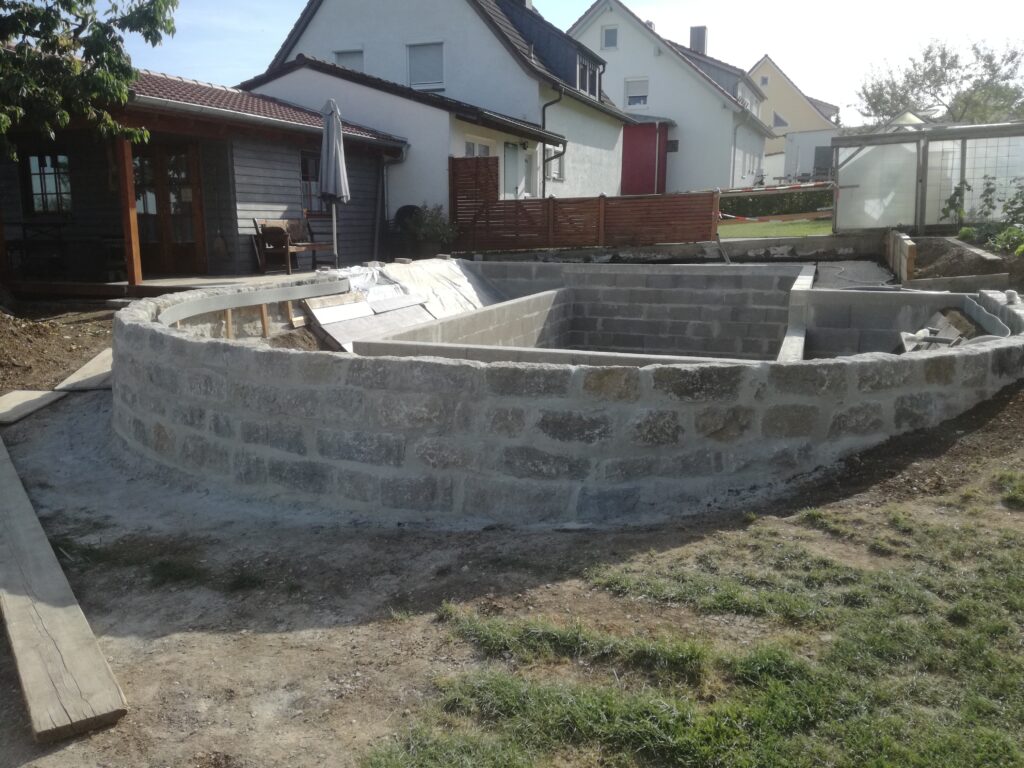 Fertige Schwimmteich Außenmauer Fortschritte im Schwimmteich Selbstbauprojekt mit Teichfolie vom Profi.