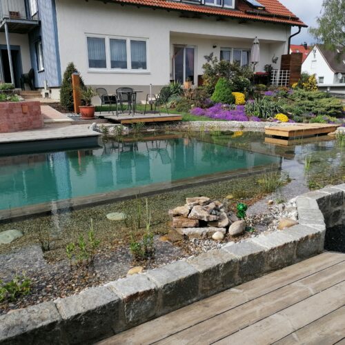 Entdecken Sie ein beeindruckendes Schwimmteich Selbstbauprojekt mit Teichfolie vom Profi nahe Heidenheim. Inspirierend und machbar!