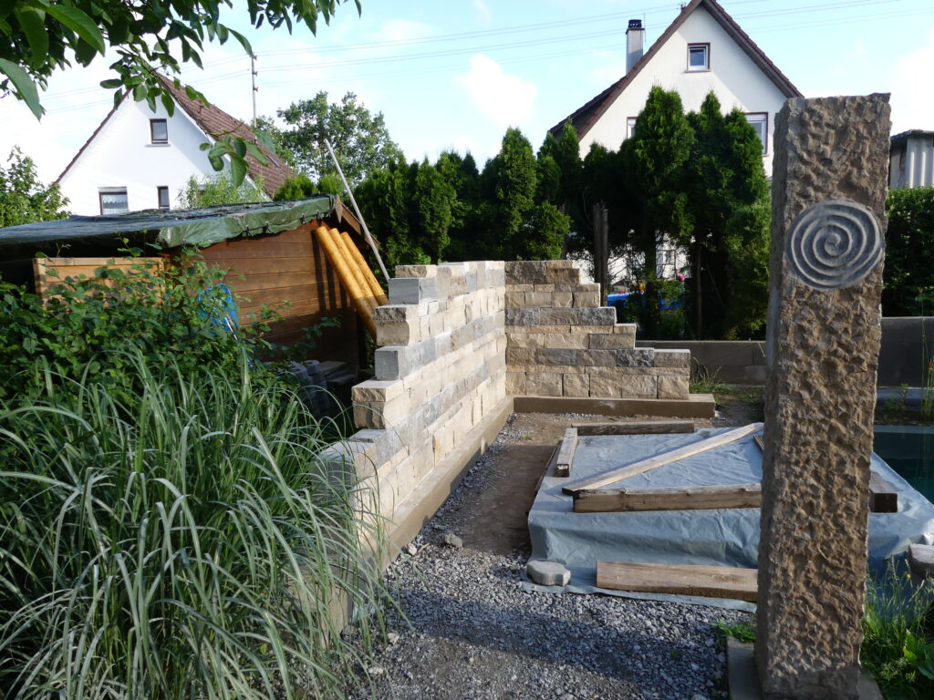 Mauer als Sichtschutz für die Terrasse am Naturpool