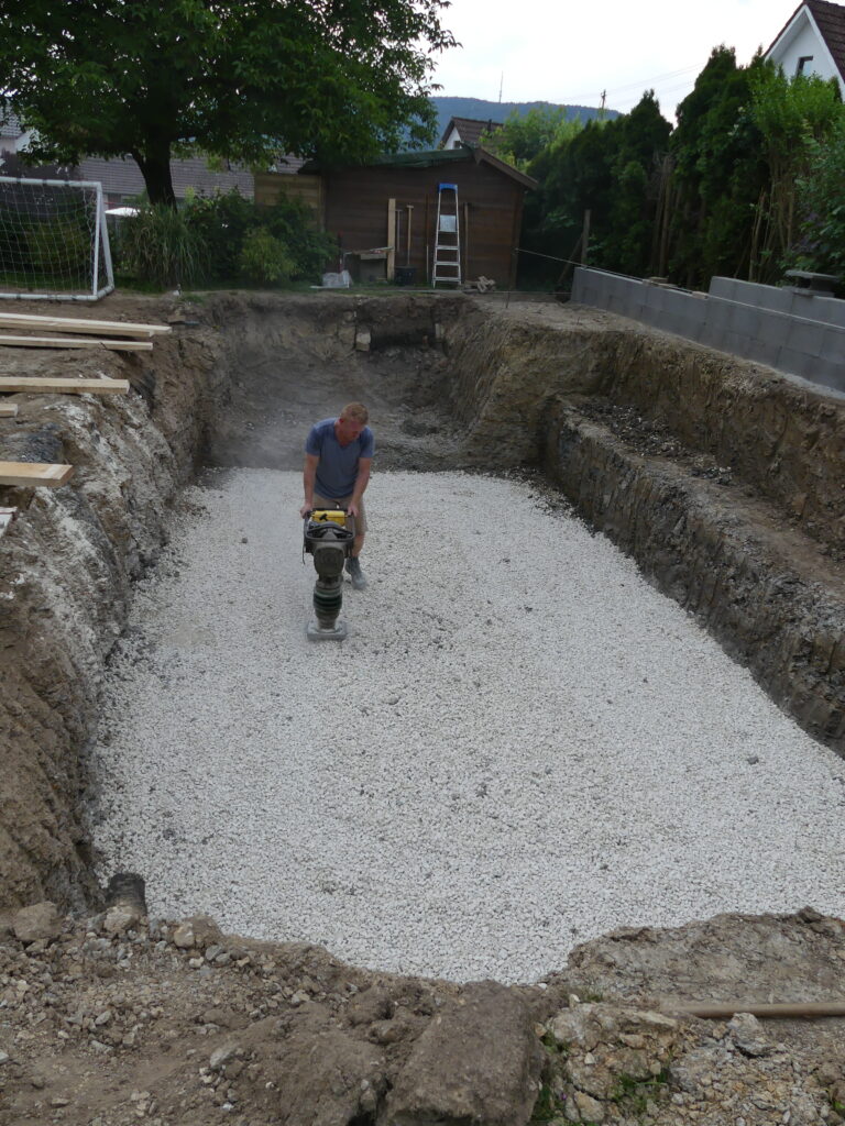 Verdichtung des Pool-Bodens im Hintergrund eine Holzhütte.