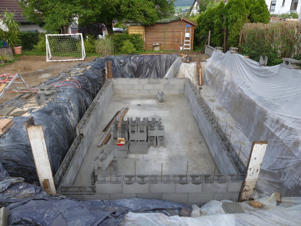 Gemauertes Schwimmbecken, Schalungssteine, gemauerte Filterzone und Skimmer bei Mielke's Naturbadeteich.