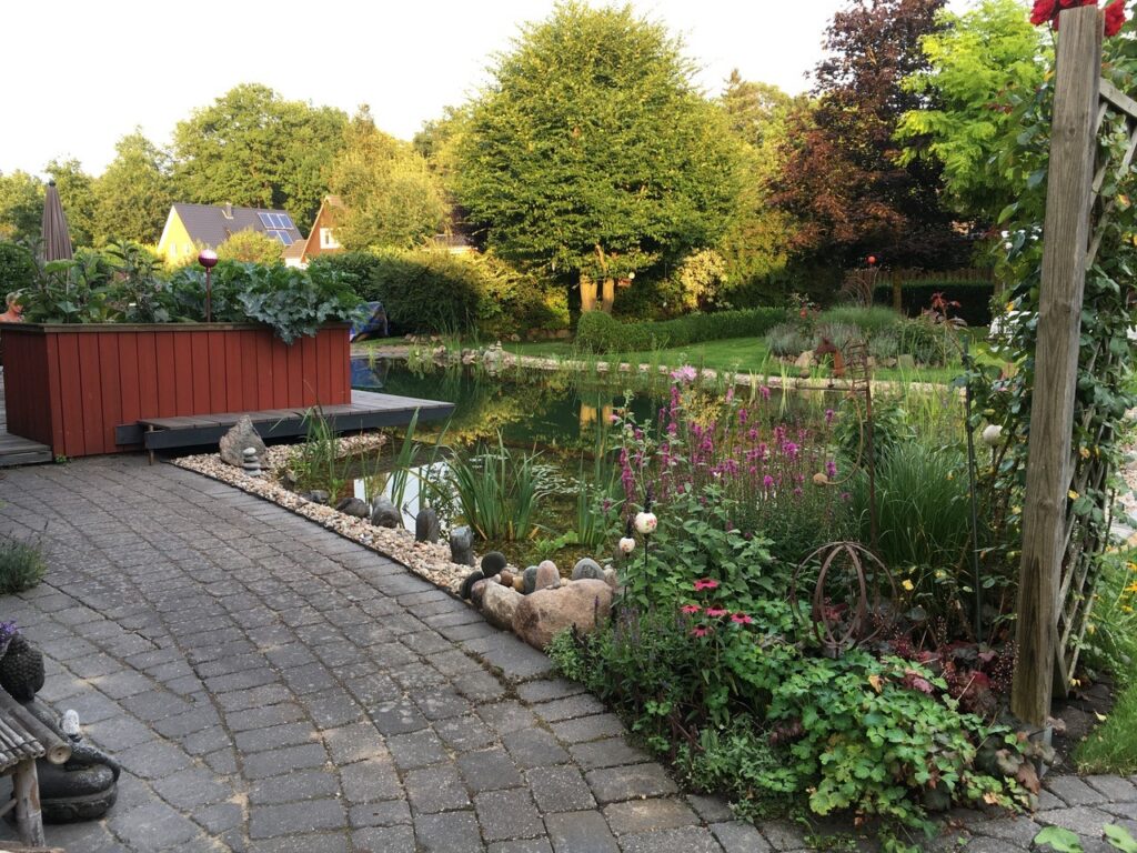 Seitlicher Blick auf den Schwimmteich - Seitliche Perspektive des Schwimmteichs